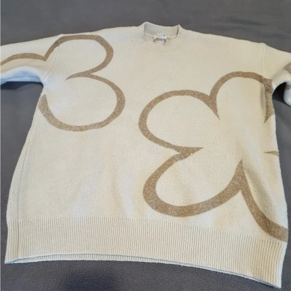 Le Lis Women’s small Cream Pullover Sweater Large Floral Daisy Outline Crew Neck